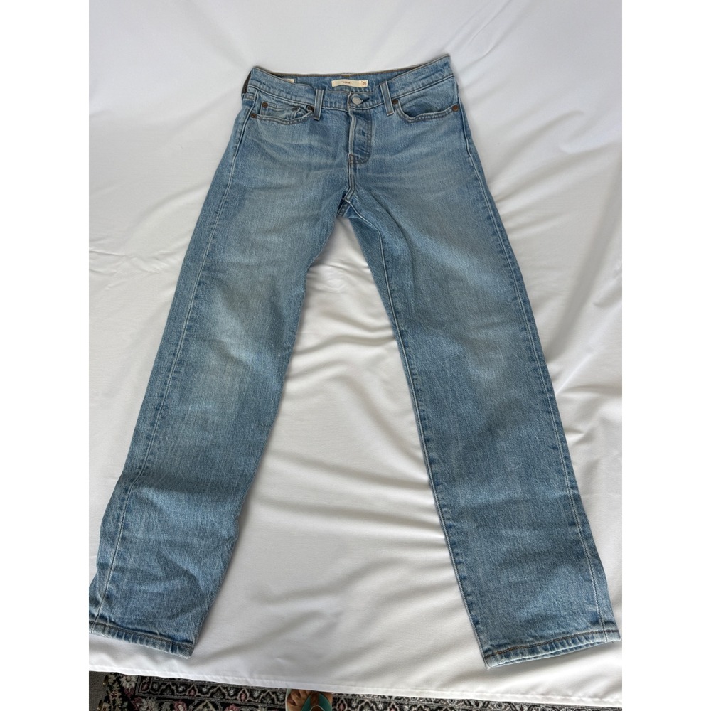 Levis Premium Wedgie Straight Jeans Light Wash Button Fly Size 26